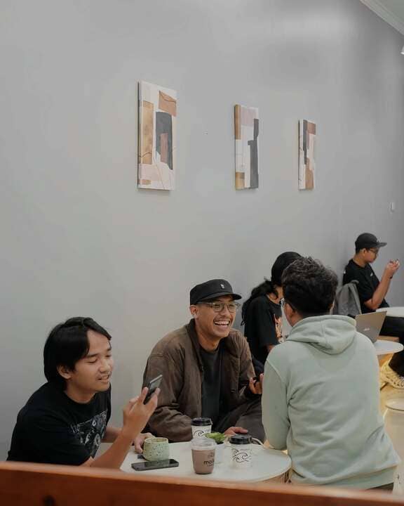 Group of friends hanging out and laughing at Moikai