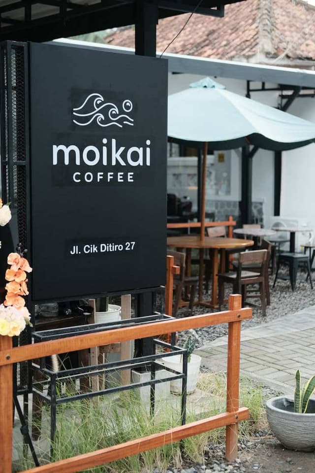 Moikai Coffee Cik Di Tiro signage and entrance decor