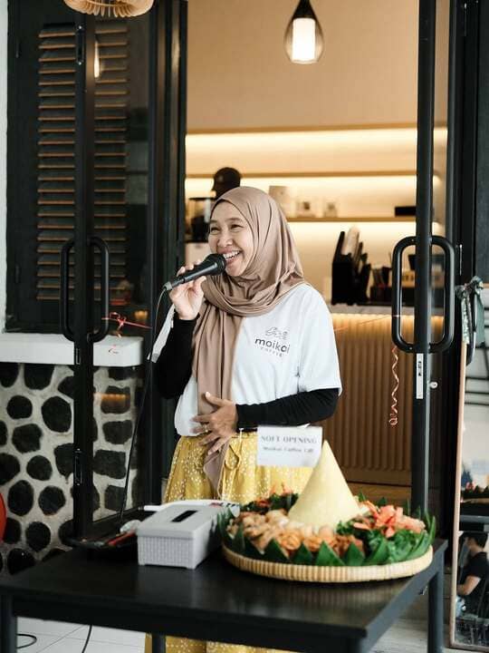 Moikai Coffee soft opening event with speaker